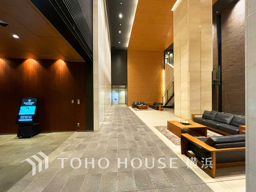 上質感漂う玄関と廊下。居住者の帰り、訪れる方を優しく迎える・安らぎに満ちた生活空間を予感させる。健やかな暮らしを楽しめることでしょう。