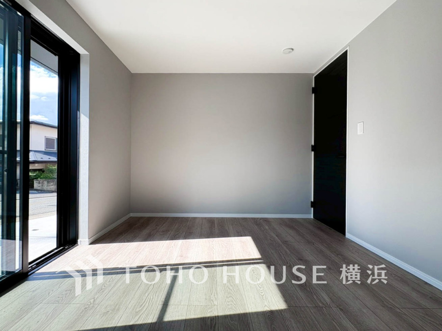 穏やかな寛ぎを届ける上質仕様のゆとりあるプライベートルーム。自分時間を充実させながら心豊かなひとときを過ごすための大切な空間です。クローゼット完備でお部屋はいつもスッキリです。