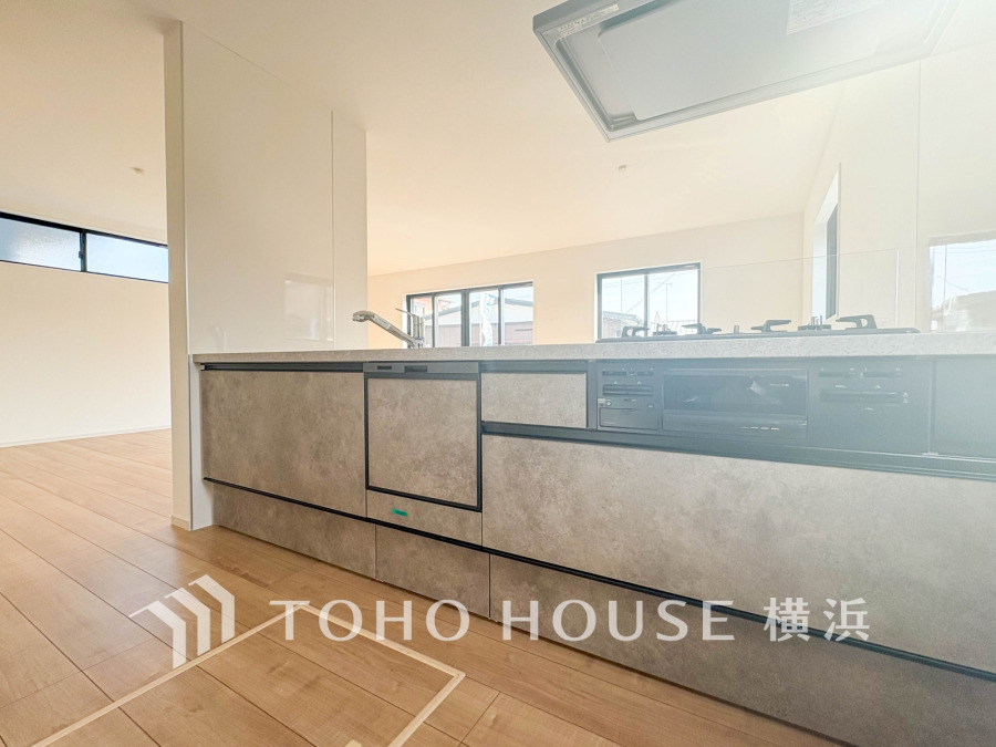 開放感あふれる対面キッチンは、家族との会話を楽しみながら料理ができる快適な空間です。