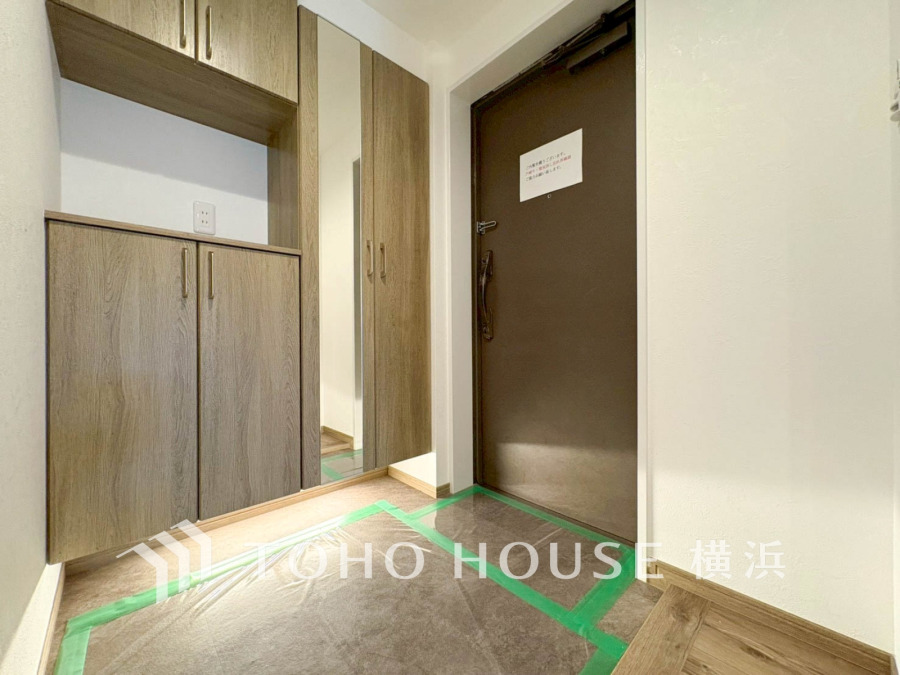 収納力豊富なシューズボックスと姿見付きの玄関。清潔感ある空間で来客を迎えます。