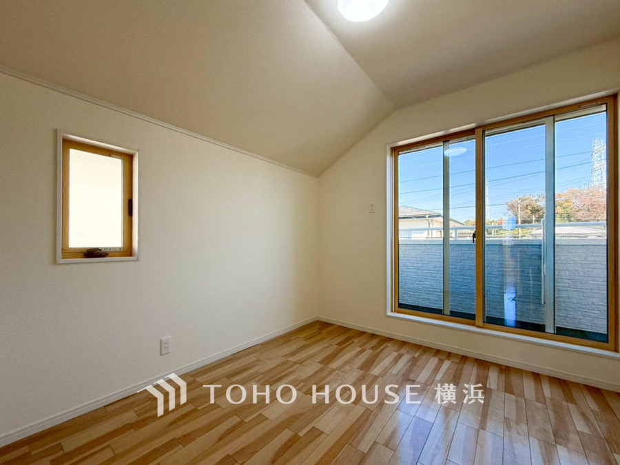 大きな窓からたっぷりと陽光が注がれる明るい空間。家族の成長に対応できる永住仕様の間取り。一日の疲れをいやしてくれる主寝室。時を忘れて過ごす場所として過ごせるお部屋