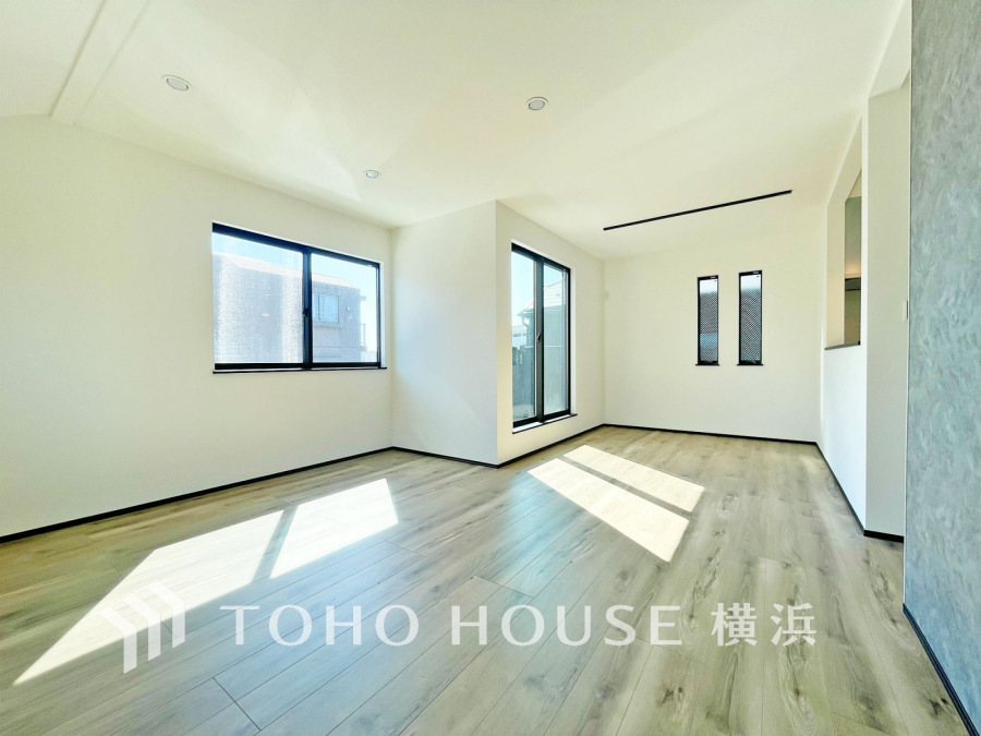 ここにはみんなが集い、食事と楽しい会話が始まる。話に夢中になりすぎて、ついつい時を忘れてしまう。そんな束の間の幸せを感じさせてくれる場所。