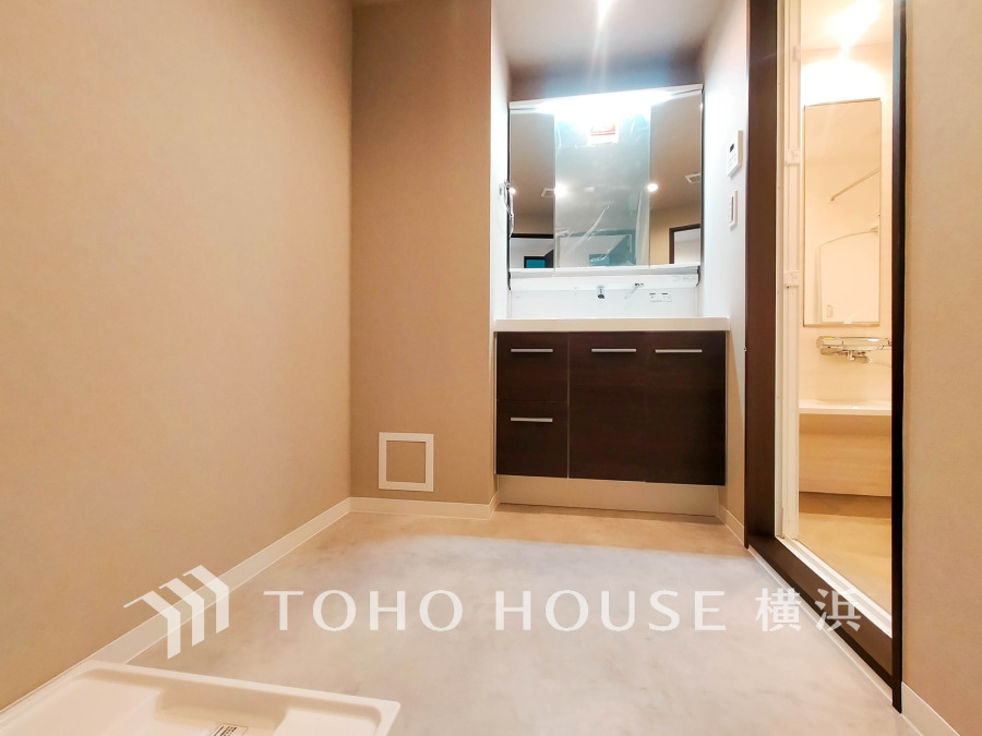 新規交換された洗面化粧台は美しく使いやすい機能が備えられています。