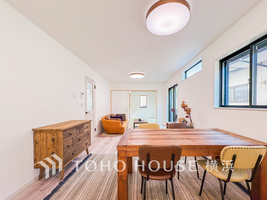 家族と過ごすひと時を溢れる光が優しく包み込むリビングダイニング。家族とともに、心穏やかに過ごすひととき。家族との時間、自分の時間を大切にできる空間がここにあります。