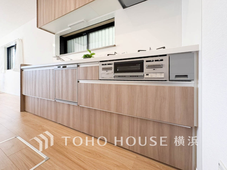 スタイリッシュな対面キッチンを採用。リビングが見渡せるので、お子様を安心して遊ばせながら家事ができ、リビング学習をするお子様にも声がかけやすい自然な距離感。 