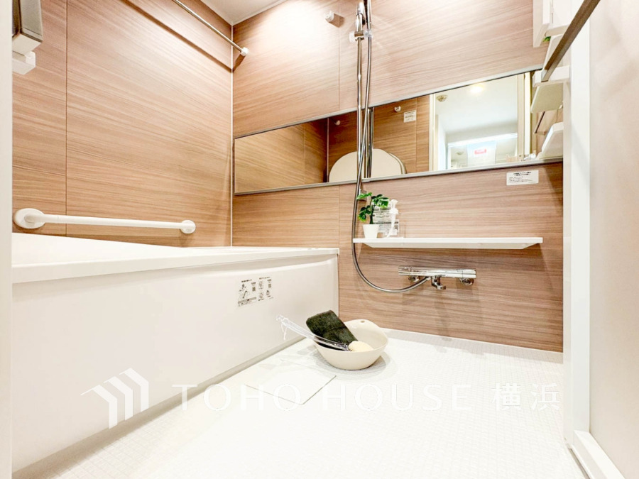 上質が感じられる質感とカラーリングで、清潔な空間美を実現。一日の疲れが癒される優雅なバスタイムを堪能できるゆとりあるバスルームです。