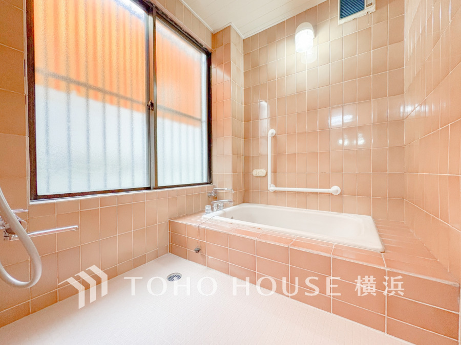 1日の疲れを癒すバスルームは、心地よいリラックスを叶える清潔感溢れる美しい空間です。心からゆったりと寛いでいただけるよう、ゆとりのスペースを確保してます。