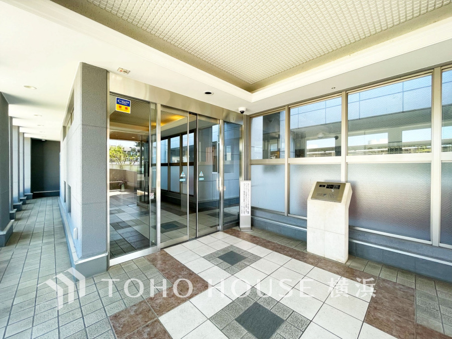 エントランスは毎日の行き帰りで使う大事な空間です。明るい基調で華やかなデザインなので、毎日も気持ちよく、またご友人なども素敵に迎え入れられます。 