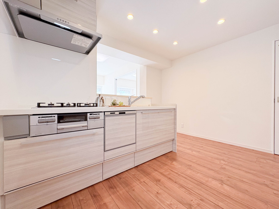 明るく清潔感あふれるシステムキッチンは、収納力と使い勝手を両立した快適な空間です。