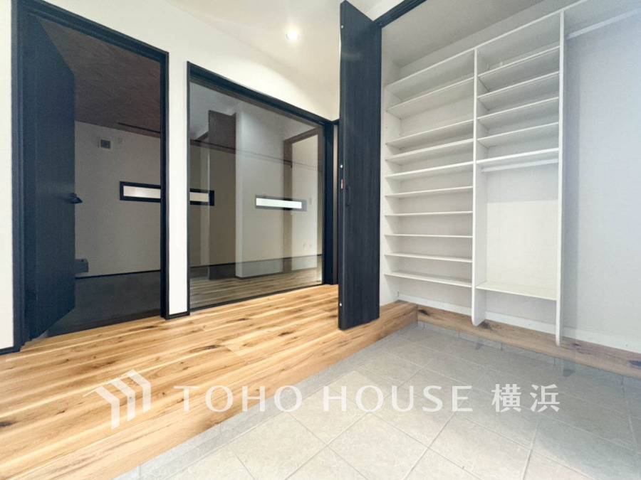 清潔感溢れる玄関がお出迎えする本邸宅の物語は、ここから始まる日常を期待させます。この場所には「希望」と「優越」で包み込んでくれる「特別」な空間があります。