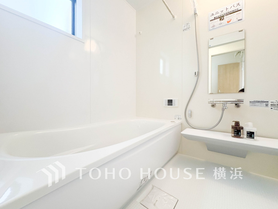 1日の疲れを癒すバスルームは、心地よいリラックスを叶える清潔感溢れる美しい空間です。心からゆったりと寛いでいただけるよう、ゆとりのスペースを確保してます。