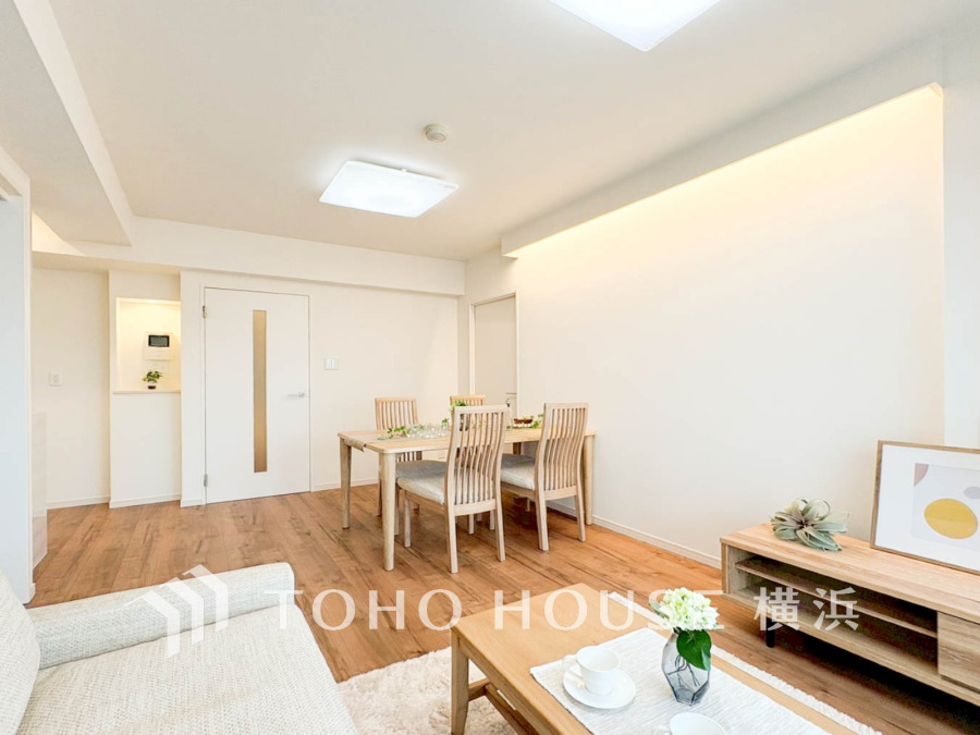 柔らかな光が広がり、デザインされた美しい内装が織り成す家族の集う場所。楽しい会話やさまざまな時が織りなすご家族の時間が丁寧に紡がれていく大切な空間。