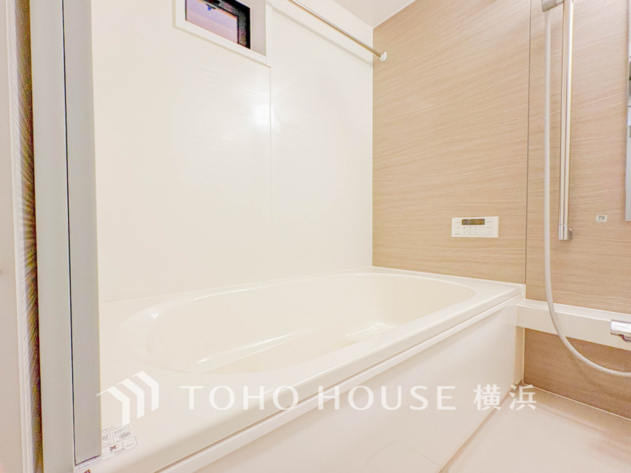 掃除のしやすさ・収納の便利さなど、おふろを使う人、お手入れする人、みんなにとっての「しあわせ性能」を追求したバスルームを採用いたしました。