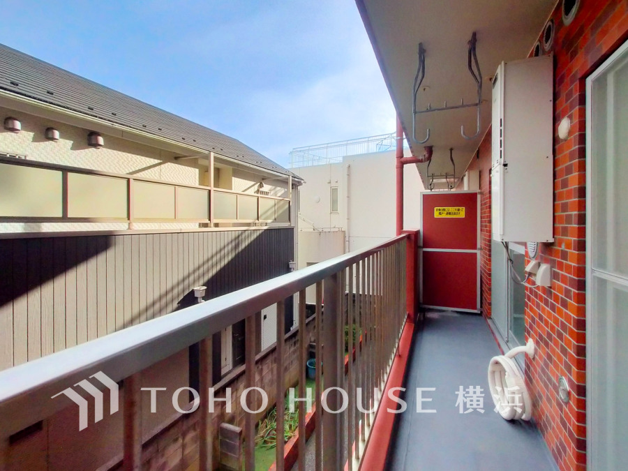 暮らしの中で光と風を演出してくれるバルコニー、見事なまでの開放的な空間を演出しながら、プライベート性も確保された空間は我が家の自慢。