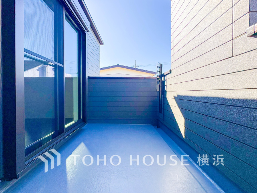 暮らしの中で光と風を演出してくれるバルコニー、見事なまでの開放的な空間を演出しながら、プライベート性も確保された空間は我が家の自慢です。