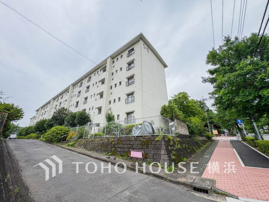 総戸数1254戸のビッグコミュニティ。ゆとりを確保した配棟で採光・通風も良好です。
