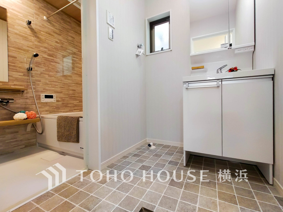 新規交換された洗面化粧台は美しく使いやすい機能が備えられています。