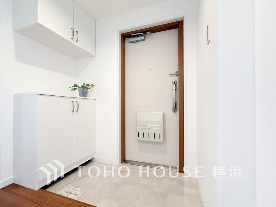 お客様をお迎えする玄関は落ち着いた雰囲気。帰り着くたびに洗練されたテイストの空間に迎えられ誇りと喜びを感じる玄関まわりです。