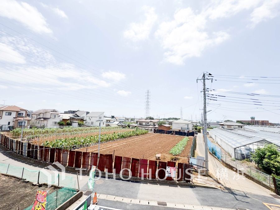 この開放感ある眺望と共に閑静な住宅街の季節感を演出する四季折々の変化を楽しめる心地よい場所となることでしょう。