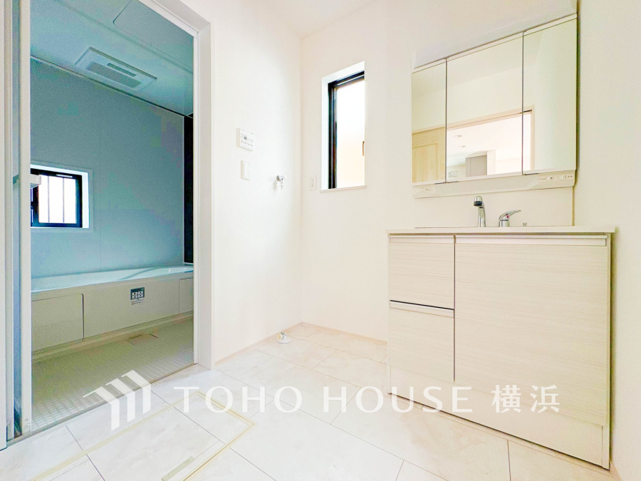 ご家族の1日が始まり、1日の終わりを締めくくる洗面空間。洗濯機を配置しても十分なスペースを確保した設計となっております。