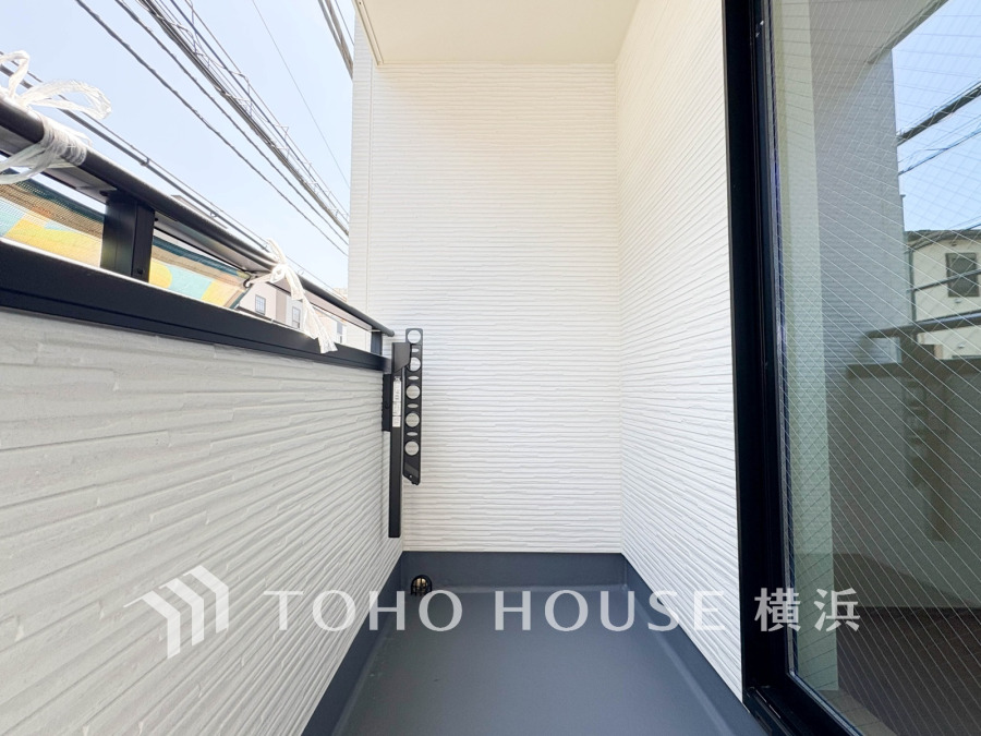 広いバルコニーは、暮らしの中での光と風を演出してくれています。見事なまでの開放的な空間をお楽しみください。