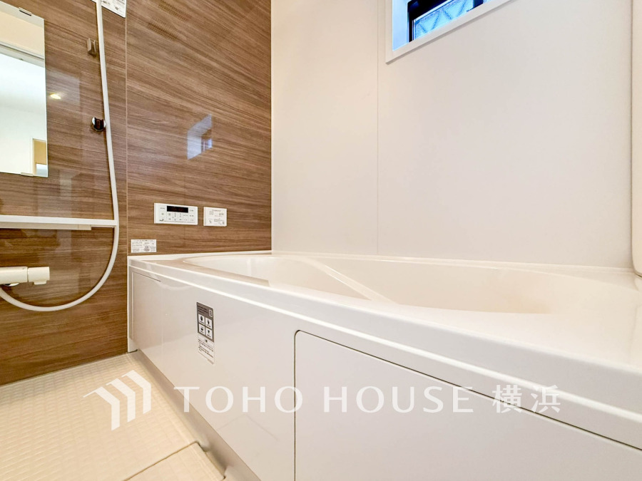 木目調パネルが温かみを演出する清潔感あふれるバスルームで、快適なバスタイムを実現します。