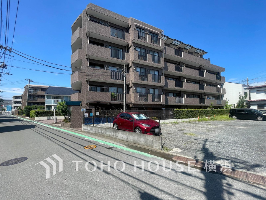 穏やかな風と陽光を導き、プライバシーに配慮された設計プランを採用し、居住性を一段と心地よいものにしています。周辺環境とのコラボレーションにより明るく開放的な空間を演出。