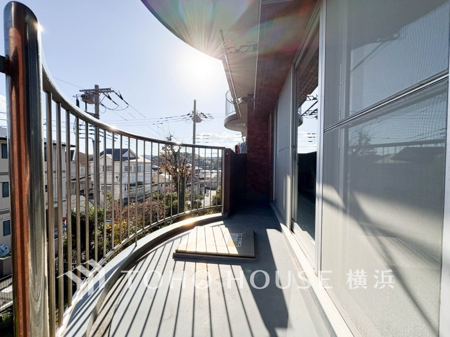 陽光あふれる爽やかなバルコニー。広々とした空間で寛ぎの時間を楽しめます。