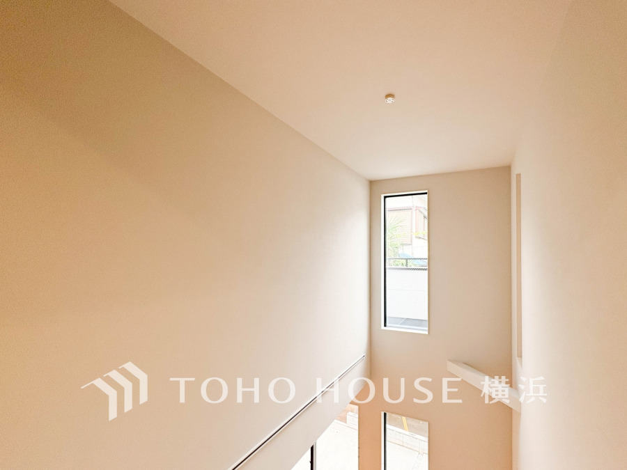 LDK上部は光戯れる開放的な吹抜けに。一日中柔らかい光がやさしく入り、快適な居住空間を演出します。のびやかで居心地が良いご家族みんなが和む場所。