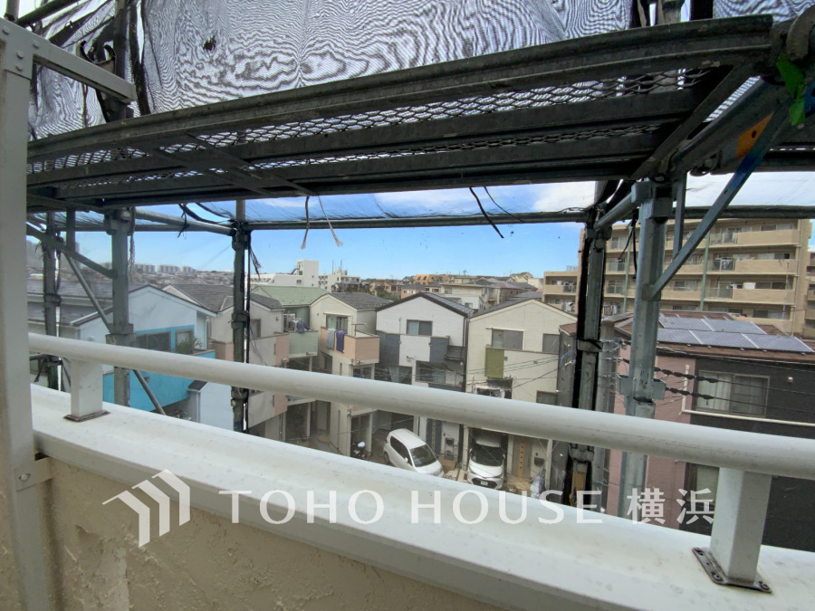 ずっと太陽を感じる事ができるのは、遮るものが視界に無いから。彼方に広がる風景が絵画のように広がります。（2025年10月撮影）