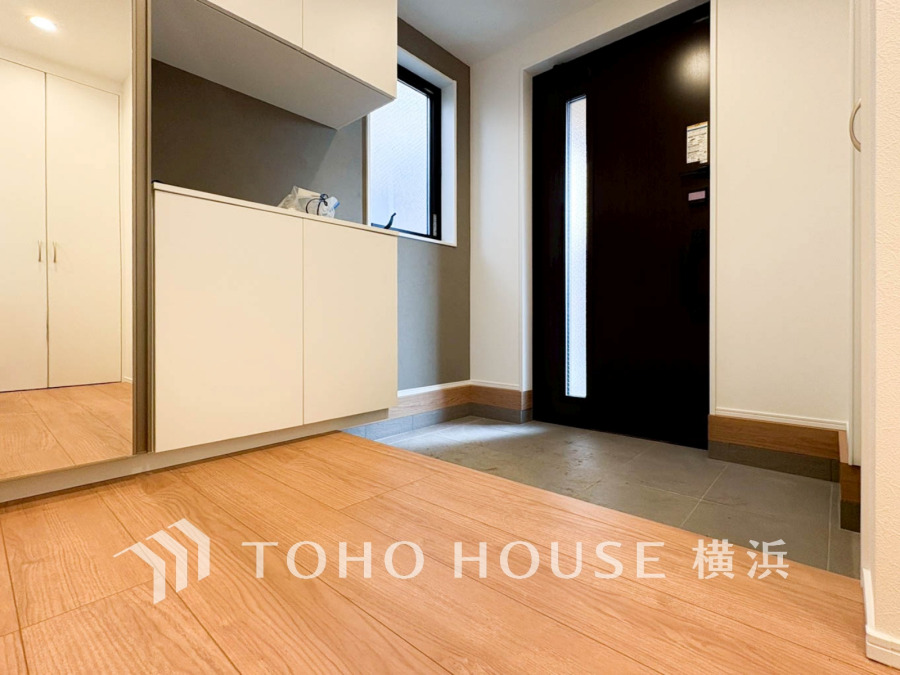 豊かなプライベートタイムへ誘うモダンテイストな玄関。デザインや素材が美しい調和を奏でている空間です。お客様をお迎えする玄関は落ち着いた雰囲気です。