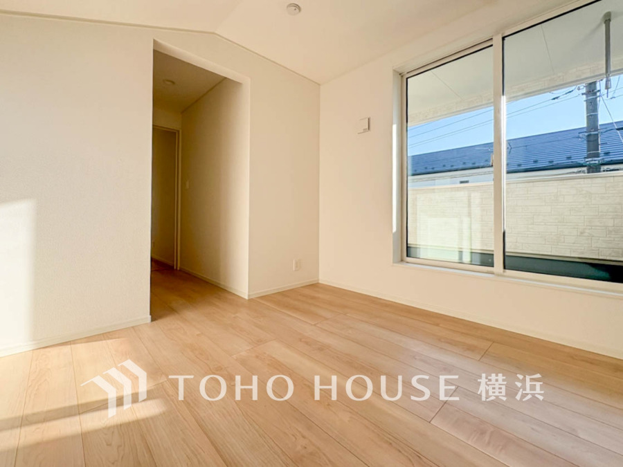 明るい自然光が差し込む、シンプルで清潔感のある快適な居室空間です。収納や動線も考慮されています。