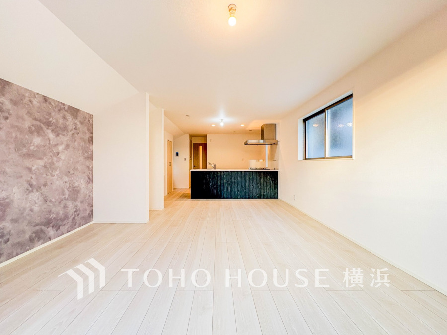 広々20.25帖のLDK空間。2階レイアウトで明るく、プライバシーも良好です。