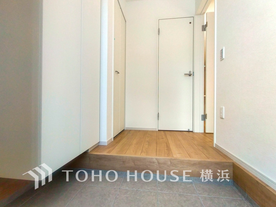 お客様をお迎えする玄関は落ち着いた雰囲気。帰り着くたびに洗練されたテイストの空間に迎えられ誇りと喜びを感じる玄関まわりです。 