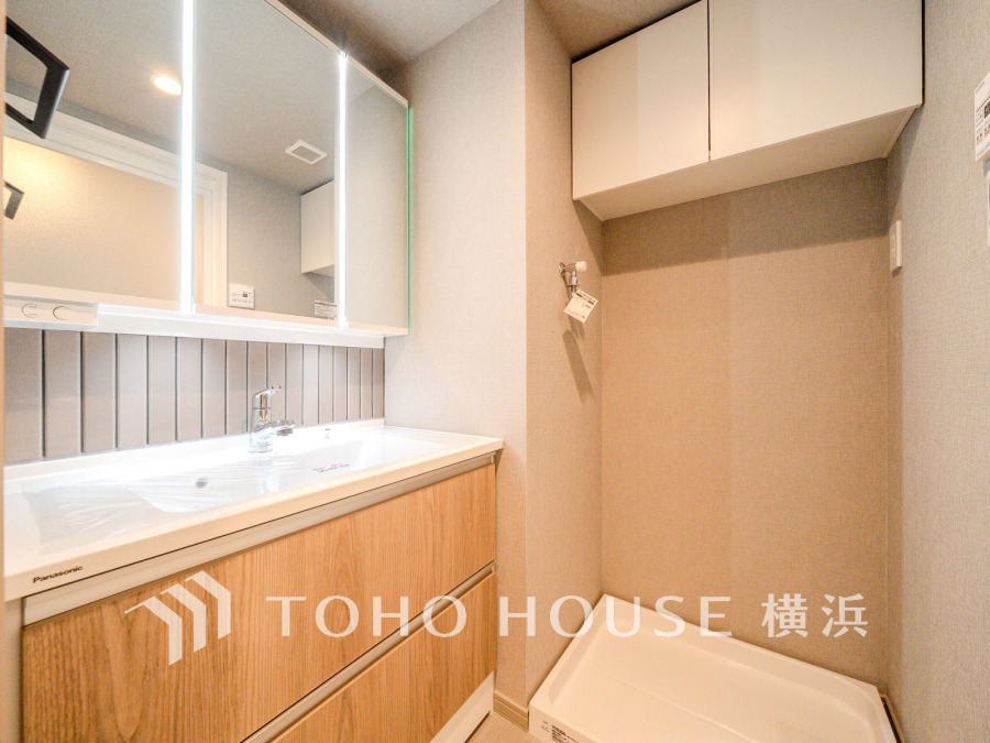 新規交換された洗面化粧台は美しく使いやすい機能が備えられています。