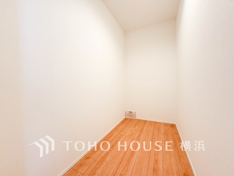 キッチン横にはパントリーとしてお使い頂くこともできる、ゆとりある納戸をご用意。棚を置いたり、大きなものを室内に出しておかずに収納しておける広さなど、使い勝手にも配慮されています。