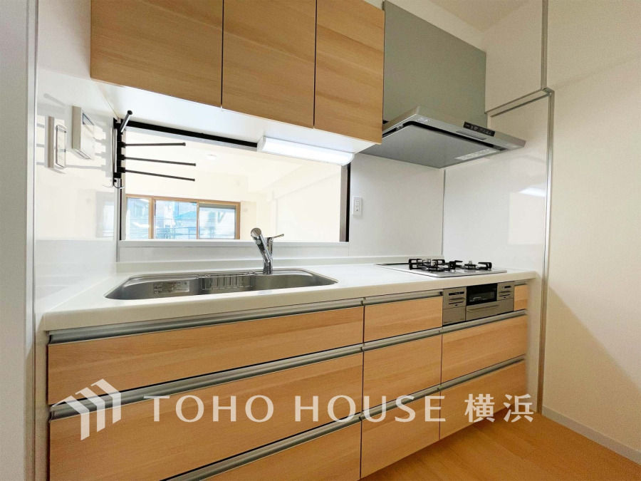 スタイリッシュな対面キッチンを採用。リビングが見渡せるので、お子様を安心して遊ばせながら家事ができ、リビング学習をするお子様にも声がかけやすい自然な距離感。 