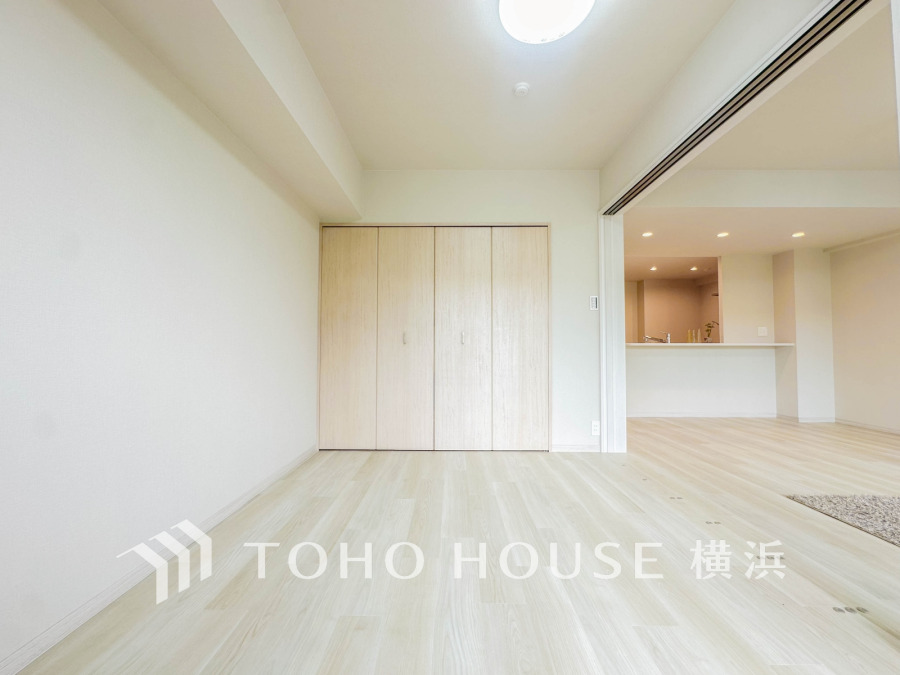 1日の疲れを癒し、心地よく寛げるようゆったりとした広さを確保しています。プライベートタイムをより優雅に穏やかに…。落ち着いた雰囲気を紡ぎます。