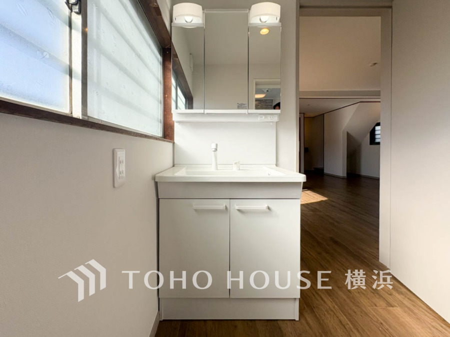 十分な大きさの洗面台は、身だしなみチェックや歯磨きなど、朝の慌ただしい時間でも余裕とゆとりを感じて頂けます。