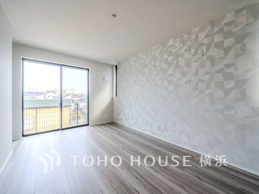 自然光がたっぷり差し込む明るい空間。モダンなアクセントクロスが空間に上質な印象を与えています。