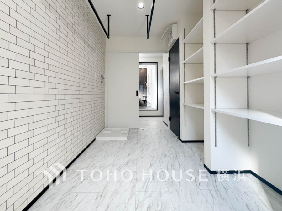 平日の朝であっても、落ち着きとくつろぎを感じられる。歯磨き粉が行方不明になるようなごちゃごちゃ感も解消。コーディネートされた空間で気持ちよく身だしなみを整えられます