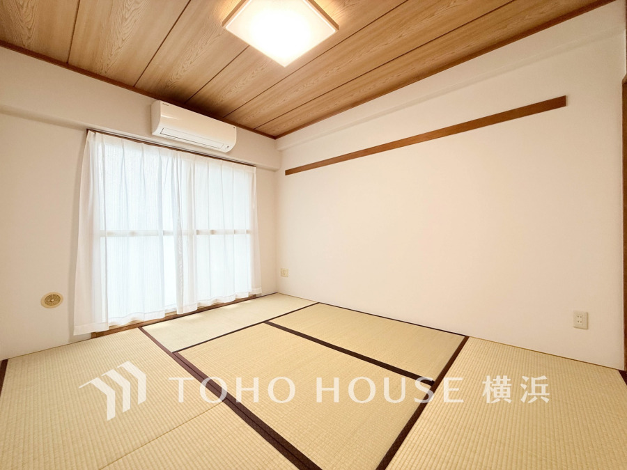 十分な収納力のある押入れを設置した6帖の和室。横になって寛げる温かみのある空間です。
