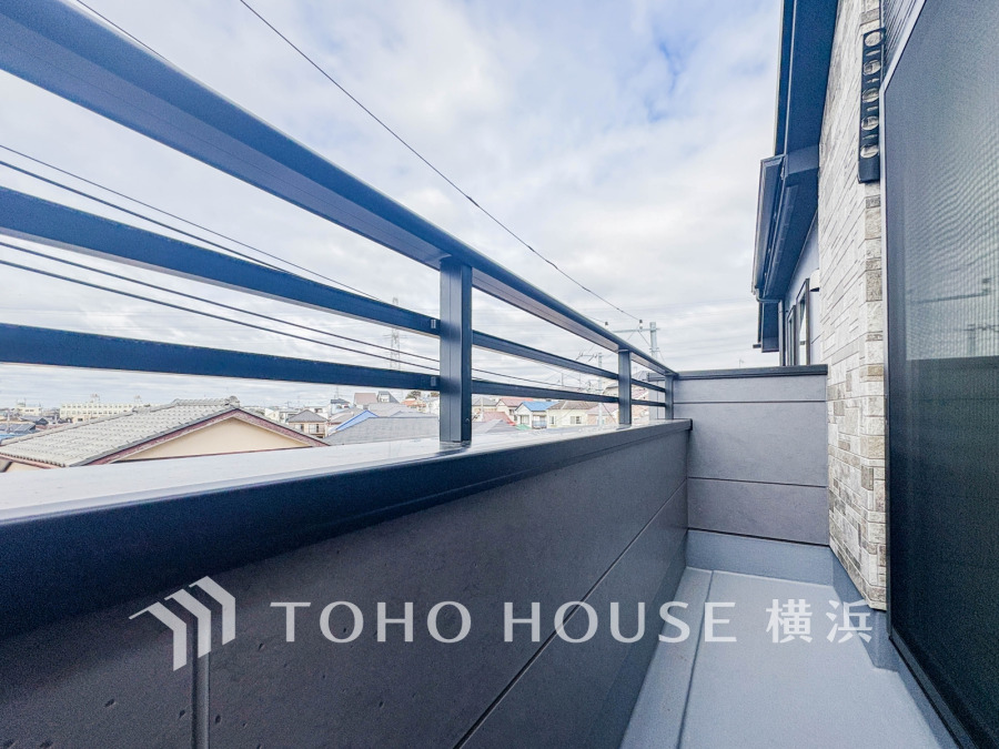 暮らしの中で光と風を演出してくれるバルコニー、見事なまでの開放的な空間を演出しながら、プライベート性も確保された空間は我が家の自慢。