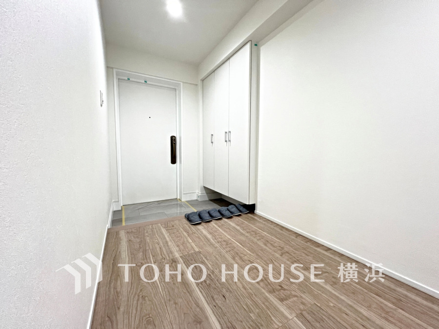 収納力のあるシューズボックスでスッキリ片付きく玄関スペース。