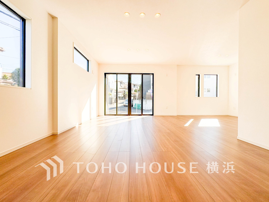 広々としたリビングダイニングは、シックでモダンな内装。落ち着いた雰囲気に包まれて、伸びやかな空間の中で、ゆったりと家族団らんのひとときを過ごせます。