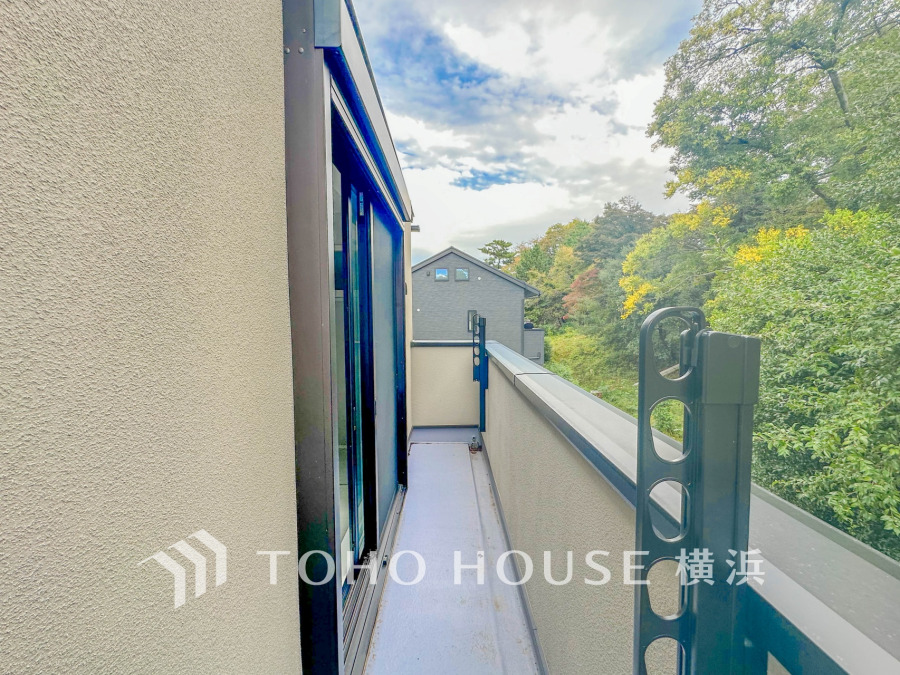 開放感いっぱいの眺望と共に光と風を享受するバルコニー。緑豊かな景観を眺めることができます。