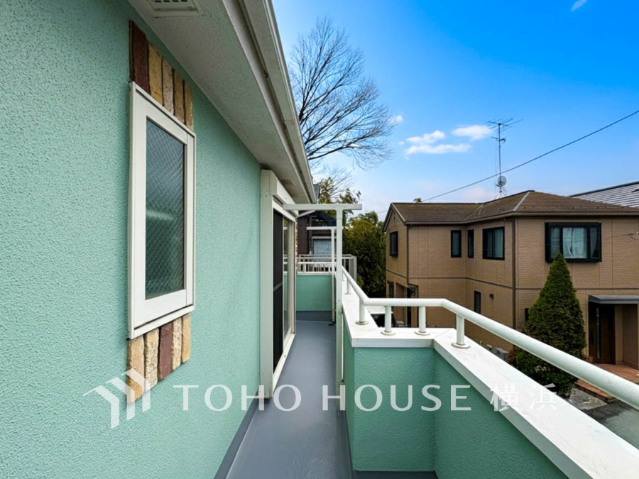 爽やかなミントグリーンの外壁と広々バルコニーで、快適な屋外空間を実現した住まいです。