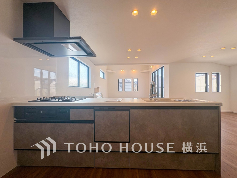 対面キッチンなら、料理や後片づけをしながらリビングにいるご家族と会話したり、気配を感じることができます。特にお子様が小さいうちは、目が離せないので便利です。