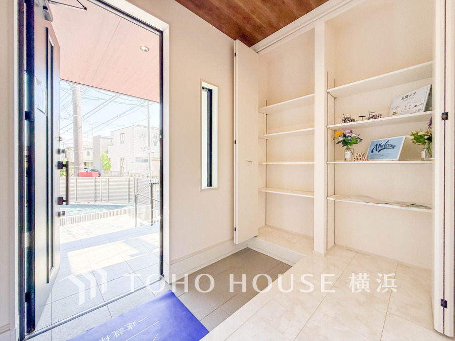 豊富な収納を確保した玄関スペース。明るく清潔感溢れる空間です。
