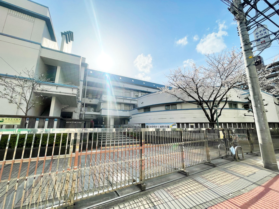 横浜市立本町小学校　約750ｍ